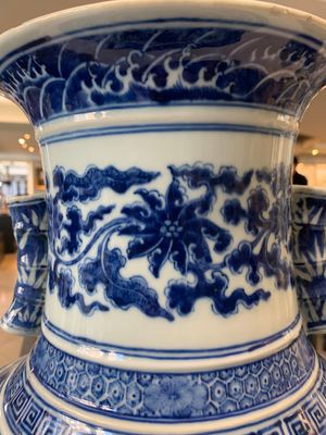 A large Chinese blue and white 'lotus and peony scroll' 'hu' vase, 19th C. — photo 5