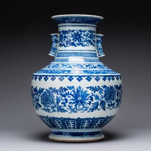 A large Chinese blue and white 'lotus and peony scroll' 'hu' vase, 19th C. — photo 1