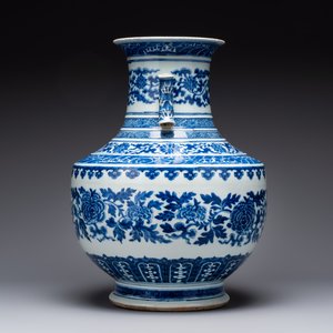 A large Chinese blue and white 'lotus and peony scroll' 'hu' vase, 19th C. — photo 2