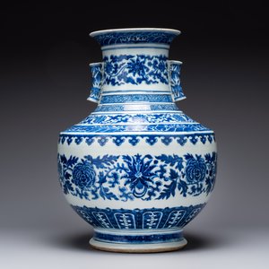 A large Chinese blue and white 'lotus and peony scroll' 'hu' vase, 19th C. — photo 3