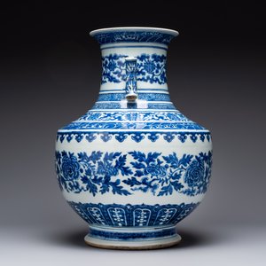 A large Chinese blue and white 'lotus and peony scroll' 'hu' vase, 19th C. — photo 4