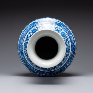 A large Chinese blue and white 'lotus and peony scroll' 'hu' vase, 19th C. — photo 5