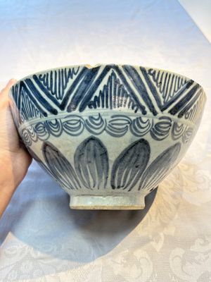 A large Chinese blue and white 'Lotus' bowl, Song Yu 松玉 mark, Anyuan Bantiantang kiln, 17th C. — photo 3