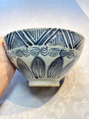 A large Chinese blue and white 'Lotus' bowl, Song Yu 松玉 mark, Anyuan Bantiantang kiln, 17th C. — photo 4