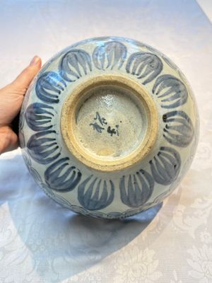 A large Chinese blue and white 'Lotus' bowl, Song Yu 松玉 mark, Anyuan Bantiantang kiln, 17th C. — photo 8