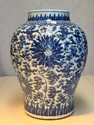 A large Chinese blue and white 'Lotus Scroll' baluster vase with later gilt-bronze lamp mounts, Kangxi — 照片 1