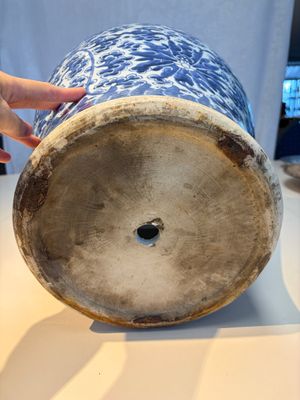A large Chinese blue and white 'Lotus Scroll' baluster vase with later gilt-bronze lamp mounts, Kangxi — 照片 11