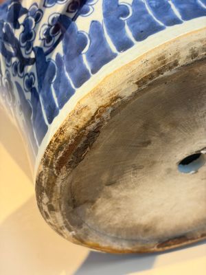 A large Chinese blue and white 'Lotus Scroll' baluster vase with later gilt-bronze lamp mounts, Kangxi — 照片 12