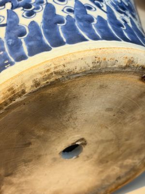A large Chinese blue and white 'Lotus Scroll' baluster vase with later gilt-bronze lamp mounts, Kangxi — 照片 13