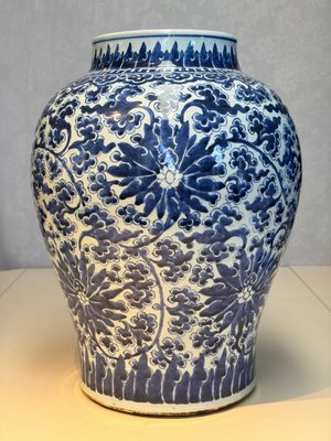 A large Chinese blue and white 'Lotus Scroll' baluster vase with later gilt-bronze lamp mounts, Kangxi — 照片 2