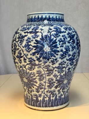 A large Chinese blue and white 'Lotus Scroll' baluster vase with later gilt-bronze lamp mounts, Kangxi — 照片 3