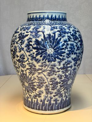 A large Chinese blue and white 'Lotus Scroll' baluster vase with later gilt-bronze lamp mounts, Kangxi — 照片 4