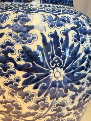A large Chinese blue and white 'Lotus Scroll' baluster vase with later gilt-bronze lamp mounts, Kangxi — 照片 5