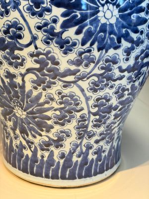 A large Chinese blue and white 'Lotus Scroll' baluster vase with later gilt-bronze lamp mounts, Kangxi — 照片 6