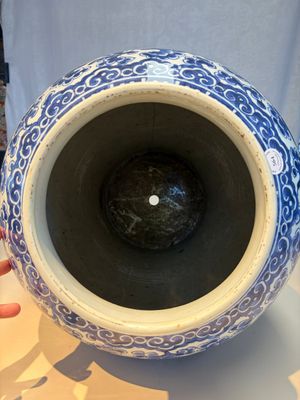A large Chinese blue and white 'Lotus Scroll' baluster vase with later gilt-bronze lamp mounts, Kangxi — 照片 7