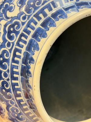 A large Chinese blue and white 'Lotus Scroll' baluster vase with later gilt-bronze lamp mounts, Kangxi — 照片 8