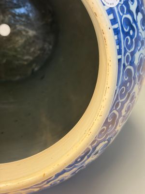 A large Chinese blue and white 'Lotus Scroll' baluster vase with later gilt-bronze lamp mounts, Kangxi — 照片 9