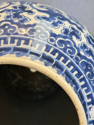 A large Chinese blue and white 'Lotus Scroll' baluster vase with later gilt-bronze lamp mounts, Kangxi — 照片 10