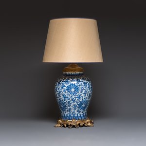 A large Chinese blue and white 'Lotus Scroll' baluster vase with later gilt-bronze lamp mounts, Kangxi — 照片 1
