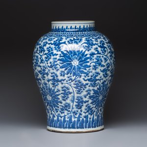 A large Chinese blue and white 'Lotus Scroll' baluster vase with later gilt-bronze lamp mounts, Kangxi — 照片 2