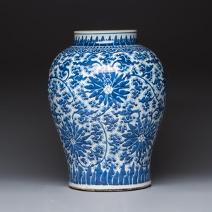 A large Chinese blue and white 'Lotus Scroll' baluster vase with later gilt-bronze lamp mounts, Kangxi — 照片 3