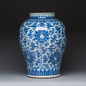 A large Chinese blue and white 'Lotus Scroll' baluster vase with later gilt-bronze lamp mounts, Kangxi — 照片 4