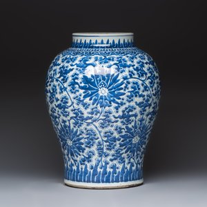A large Chinese blue and white 'Lotus Scroll' baluster vase with later gilt-bronze lamp mounts, Kangxi — 照片 5