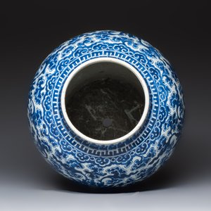 A large Chinese blue and white 'Lotus Scroll' baluster vase with later gilt-bronze lamp mounts, Kangxi — 照片 6