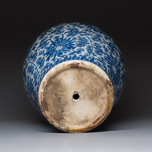 A large Chinese blue and white 'Lotus Scroll' baluster vase with later gilt-bronze lamp mounts, Kangxi — 照片 7