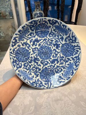 A large Chinese blue and white 'Lotus Scroll' dish, Kangxi — photo 1