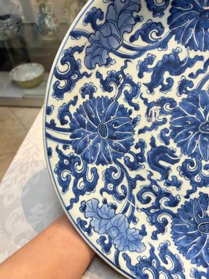 A large Chinese blue and white 'Lotus Scroll' dish, Kangxi — photo 2