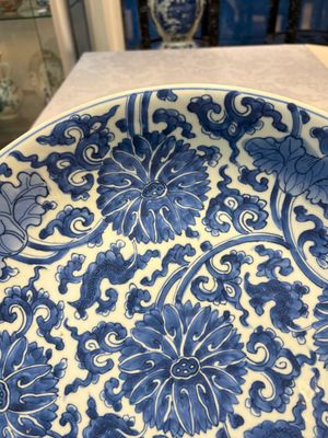 A large Chinese blue and white 'Lotus Scroll' dish, Kangxi — photo 3