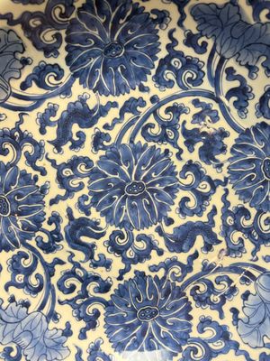 A large Chinese blue and white 'Lotus Scroll' dish, Kangxi — photo 4