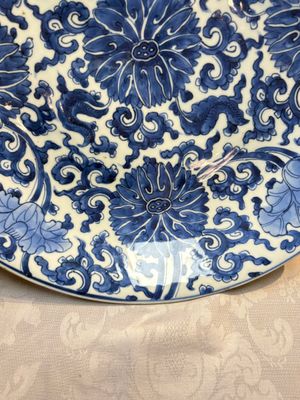 A large Chinese blue and white 'Lotus Scroll' dish, Kangxi — photo 5
