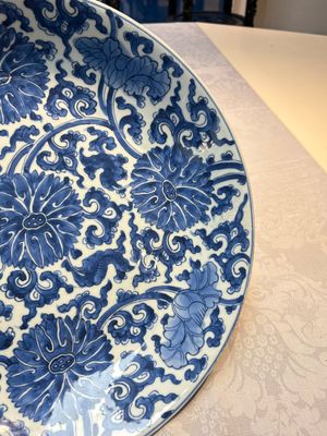 A large Chinese blue and white 'Lotus Scroll' dish, Kangxi — photo 6