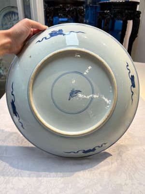 A large Chinese blue and white 'Lotus Scroll' dish, Kangxi — photo 7