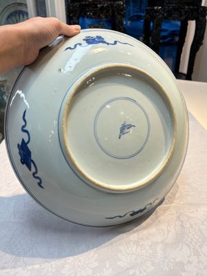 A large Chinese blue and white 'Lotus Scroll' dish, Kangxi — photo 8