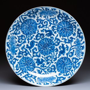A large Chinese blue and white 'Lotus Scroll' dish, Kangxi — photo 1