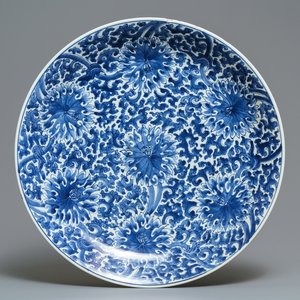 A large Chinese blue and white lotus scroll dish, Kangxi — photo 1