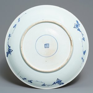 A large Chinese blue and white lotus scroll dish, Kangxi — photo 2