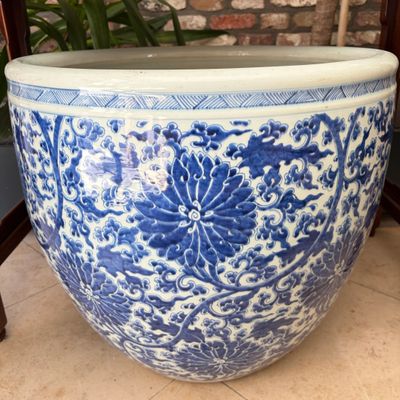 A large Chinese blue and white 'Lotus Scroll' fish bowl — 照片 4