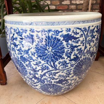 A large Chinese blue and white 'Lotus Scroll' fish bowl — 照片 5