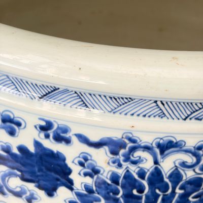 A large Chinese blue and white 'Lotus Scroll' fish bowl — 照片 6