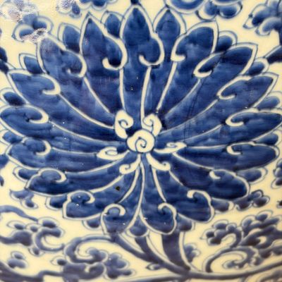 A large Chinese blue and white 'Lotus Scroll' fish bowl — 照片 7