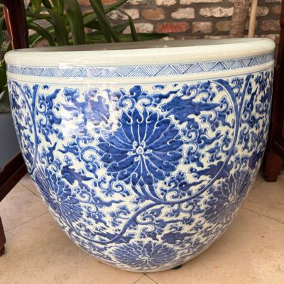 A large Chinese blue and white 'Lotus Scroll' fish bowl — 照片 8