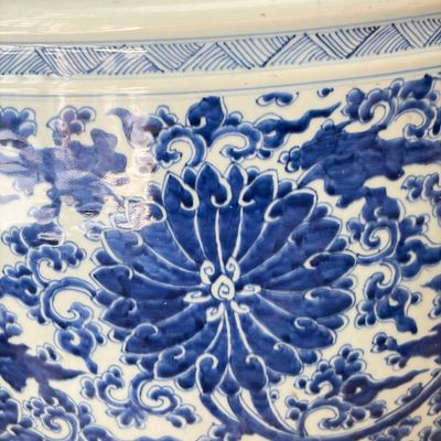 A large Chinese blue and white 'Lotus Scroll' fish bowl — 照片 9