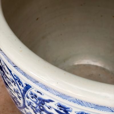 A large Chinese blue and white 'Lotus Scroll' fish bowl — 照片 10