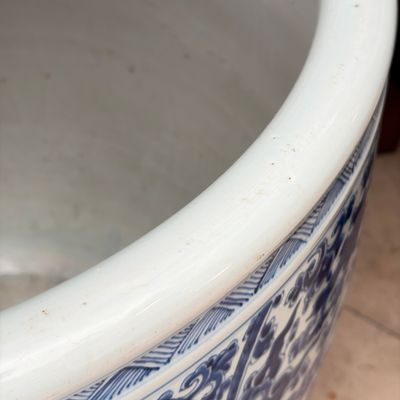 A large Chinese blue and white 'Lotus Scroll' fish bowl — 照片 13