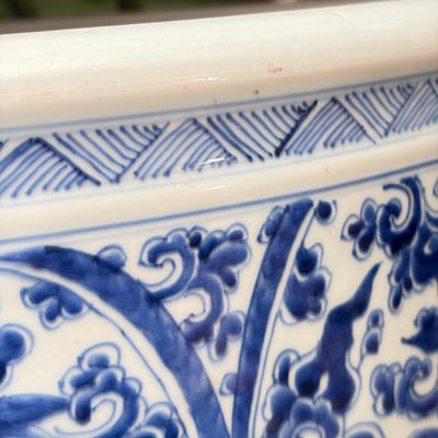 A large Chinese blue and white 'Lotus Scroll' fish bowl — 照片 16