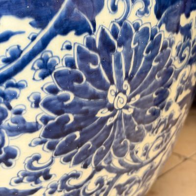 A large Chinese blue and white 'Lotus Scroll' fish bowl — 照片 17